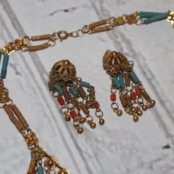 🌟 Vintage Gold, Coral & Turquoise Jewelry Set Necklace • Bracelet • Clip-On - Picture 4 of 7